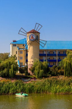 Myrhorod, Ukrayna - 28 Ağustos 2018: Sağlık Değirmeni Khorol nehrinin kıyısında Myrhorod tatil beldesinde