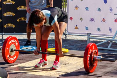 Kremenchug, Ukrayna - 22 Eylül 2018: Genç kız halterle egzersiz yapıyor