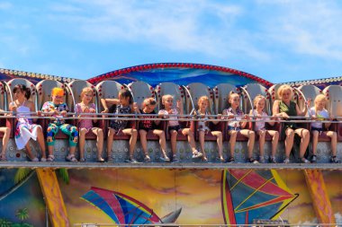 Kremenchug, Ukrayna - 8 Haziran 2019: Eğlence parkında uçan bankta eğlenen bilinmeyen insanlar