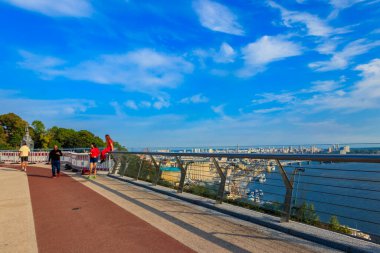 Kiev, Ukrayna - 23 Ağustos 2019: Ukrayna 'nın Kiev kentindeki Vladimir Descent üzerinde yeni yaya bisikleti köprüsü