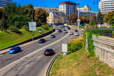 Kiev, Ukrayna - 24 Ağustos 2019: Ukrayna 'nın merkezindeki çok şeritli şehir caddesinde trafik araçları