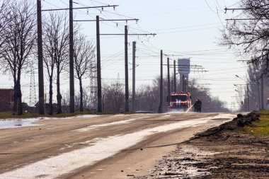 Kryvyi Rih, Ukrayna - 4 Mart 2020: Ukrayna Kryvyi Rih 'de bir caddeyi temizleyen itfaiyeciler