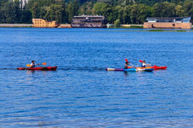 Kiev, Ukrayna - 28 Haziran 2020: Kiev, Ukrayna 'daki Dinyeper nehrinde kayak