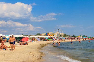 Lazurne, Ukrayna - 18 Temmuz 2020: Lazurne, Ukrayna 'da Karadeniz kıyısında bilinmeyen insanlar