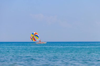 Lazurne, Ukrayna - 18 Temmuz 2020: Lazurne, Ukrayna 'da Karadeniz' de Parasailing