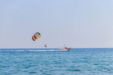 Lazurne, Ukrayna - 18 Temmuz 2020: Lazurne, Ukrayna 'da Karadeniz' de Parasailing
