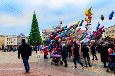 Kropyvnytskyi, Ukrayna - 1 Ocak 2018: Kimliği belirsiz insanlar Noel ve Yeni Yıl tatilleri boyunca şehir meydanında yürüyorlar. Şehir merkezinde büyük bir Noel ağacı var.