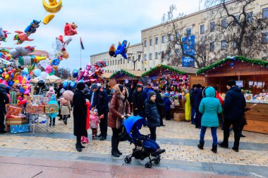 Kropyvnytskyi, Ukrayna - 1 Ocak 2018: Kimliği belirsiz kişiler Noel ve Yeni Yıl tatilleri boyunca şehir meydanında yürüyor
