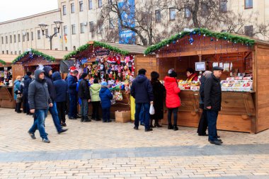 Kropyvnytskyi, Ukrayna - 1 Ocak 2018: Kimliği belirsiz kişiler Noel pazarından hediyeler alıyorlar