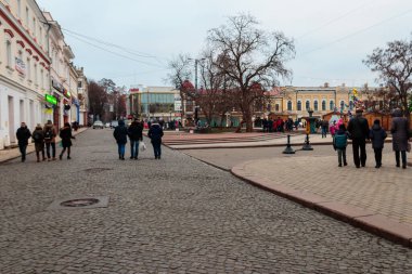 Kropyvnytskyi, Ukrayna - 1 Ocak 2018: Halk parkında yaya geçidi üzerinde yürüyen insanlar