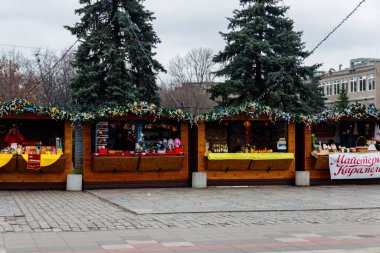 Kremenchug, Ukrayna - 6 Ocak 2018: Şehrin ana meydanında Noel pazarı