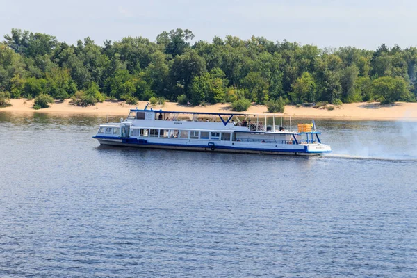 Kiev Ucrania Julio 2018 Barco Turístico Navegando Por Río Dniéper —  Fotos de Stock