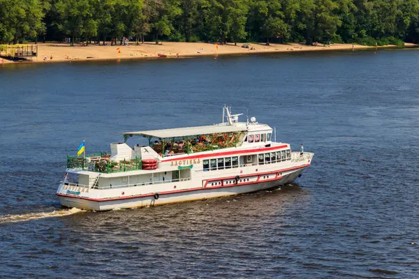 Kiev Oekraïne Juli 2018 Toeristische Boot Varen Rivier Dnjepr Kiev — Stockfoto