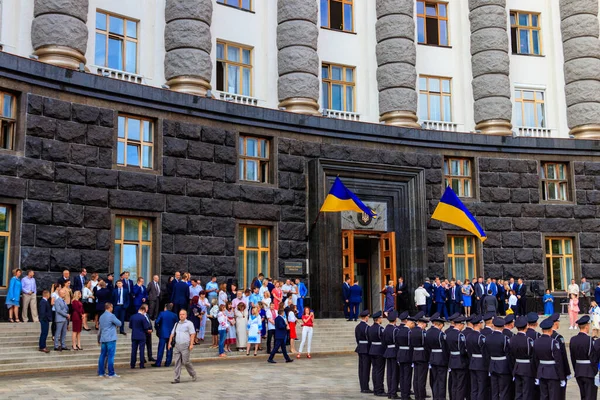 Kijev Ukrajna Augusztus 2019 Ukrán Tisztviselők Miniszterek Rendőrtisztek Közelében Épület — Stock Fotó
