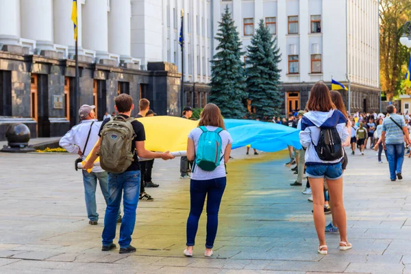 Киев Украина Августа 2019 Года Люди Огромным Украинским Флагом Возле — стоковое фото