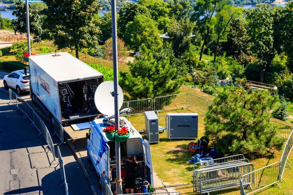 Kiev Ucraina August 2019 Camioane Media Antena Prin Satelit Parcate — Fotografie, imagine de stoc