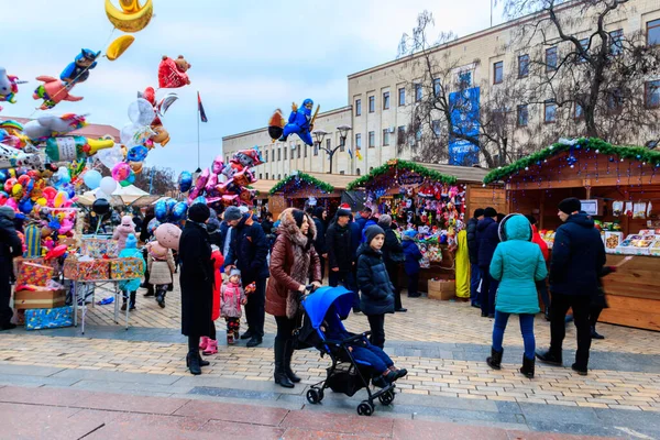 Kropyvnytskyi, Ukrayna - 1 Ocak 2018: Kimliği belirsiz kişiler Noel ve Yeni Yıl tatilleri boyunca şehir meydanında yürüyor