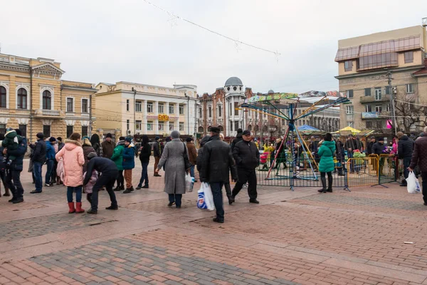 Kropyvnytskyi Ukraina Stycznia 2018 Ludzie Spacerują Odpoczywają Parku Miejskim — Zdjęcie stockowe