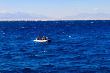 Hurghada, Mısır - 7 Aralık 2018: Kızıldeniz, Mısır 'da turistlerle dolu şişme tekne