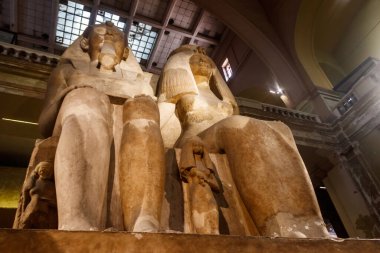 Kahire, Mısır - 8 Aralık 2018: Mısır 'da Mısır Antik Müzesi' nde Amenhotep III ve Kraliçe Tiye ve kızları Henuttaneb 'in heykel heykelleri