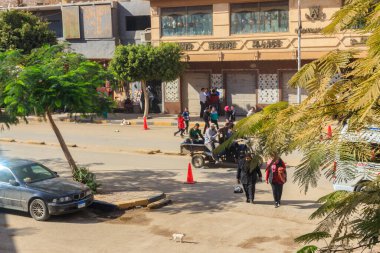 Kahire, Mısır - 8 Aralık 2018: Mısır 'da Kahire şehrinin işlek caddesi