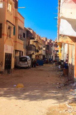 Hurghada, Mısır - 9 Aralık 2018: Dahar Mahallesi 'nde Dar Sokak (Eski Hurghada Kasabası)