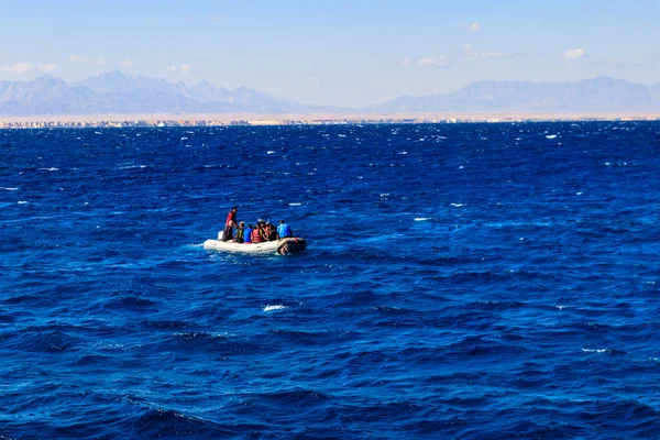 Hurghada, Mısır - 7 Aralık 2018: Kızıldeniz, Mısır 'da turistlerle dolu şişme tekne