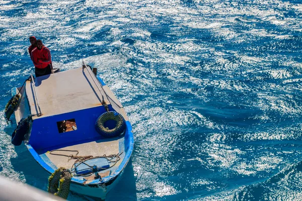 Hurghada Egypt December 2018 Two Egyptians Old Motorboat Red Sea — Stock Photo, Image