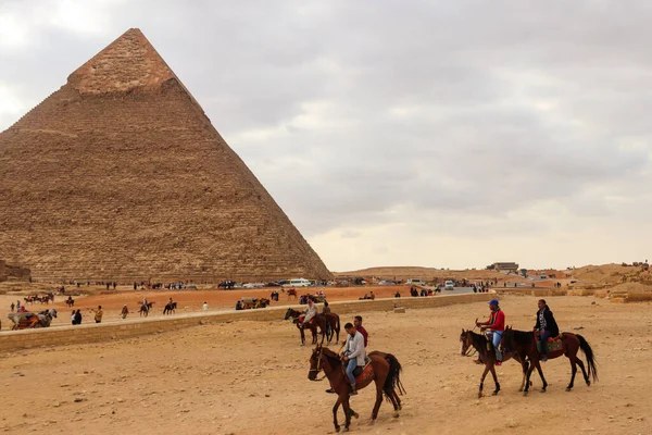 Cairo Egipto Diciembre 2018 Grupo Turistas Caballo Cerca Las Pirámides — Foto de Stock