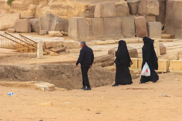 Каир Египет Декабря 2018 Года Араб Двумя Женами Идущими Рядом — стоковое фото