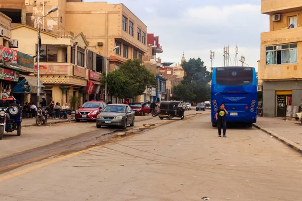 Kahire, Mısır - 8 Aralık 2018: Kahire, Mısır 'da fakir yerleşim bölgesinde trafik
