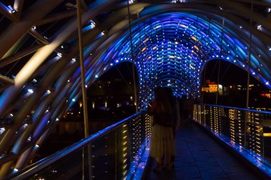 Tiflis, Gürcistan - 1 Mayıs 2018: Tiflis 'te Barış Köprüsü. Gece Kura Nehri üzerindeki yaya köprüsü