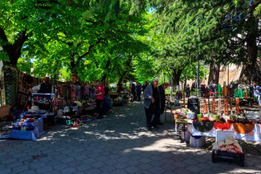Sighnaghi, Kakheti, Gürcistan - 2 Mayıs 2018: hediyelik eşya ve halk sanatı ürünleri ticareti