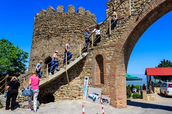 Sighnaghi Kakheti Geórgia Maio 2018 Turistas Sobem Escadas Parede Cidade — Fotografia de Stock