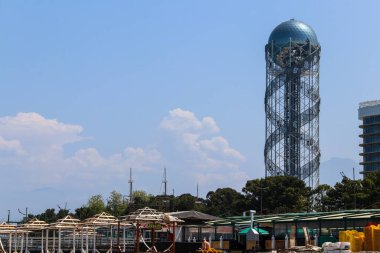 Batumi, Adjara, Gürcistan - 3 Mayıs 2018: Alfabetik Kule, Batumi 'de 130 metre yüksekliğinde bir yapıdır. Kule Gürcü alfabesinin ve insanların benzersizliğini sembolize ediyor.