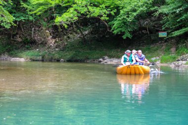 Martvili, Gürcistan - 5 Mayıs 2018: Turistler Martvili Kanyonu 'ndaki Abasha nehrinde lastik botlarda rafting yapıyorlar