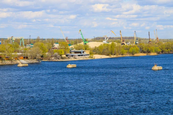 Kikötői Daruk Rakománykikötőben Dnyeper Folyón Kremenchugban Ukrajnában — Stock Fotó