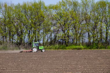 İlkbaharda traktör ekimi