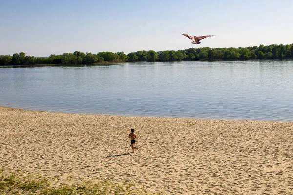 Niño Pequeño Lanzar Una Cometa Playa Arena Río — Foto de Stock