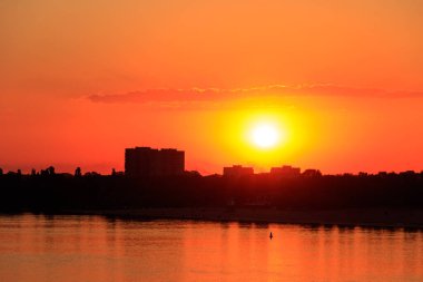 Kremenchug, Ukrayna 'daki Dinyeper Nehri üzerinde turuncu gün batımı