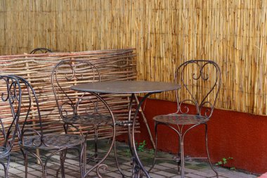 Yaz mevsiminde rahat bir kafede sandalyeler ve masalar