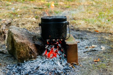 Kamp ateşinde yemek pişirmek
