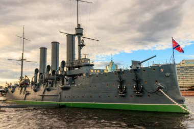 Eski devrimci Aurora kruvazörü, Ekim devriminin sembolü, şu anda Rusya 'nın Saint Petersburg kentindeki Neva nehrinde bir müze gemisi olarak korunuyor.