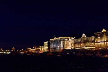 St. Petersburg, Rusya 'daki Neva nehrinin gece manzarası