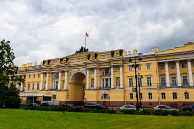 Senato ve Sinod Binası (şu anda Rusya Anayasa Mahkemesi 'nin karargahı) St. Petersburg, Rusya' daki Senato Meydanı 'nda