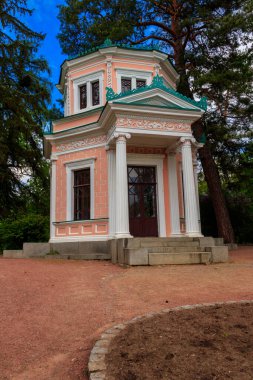 Uman, Ukrayna 'daki Sofiyivka parkındaki Anti-Kirke Adası' ndaki Pembe Pavyon.
