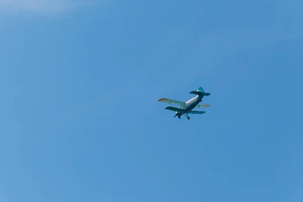 在蓝天飞行的双翼飞机 — 图库照片