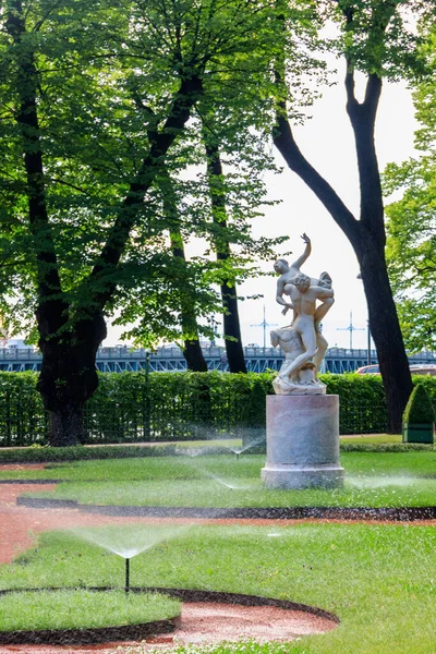 Beeldhouwkunst Ontvoering Van Sabijnse Vrouw Het Oude Stadspark Summer Garden — Stockfoto