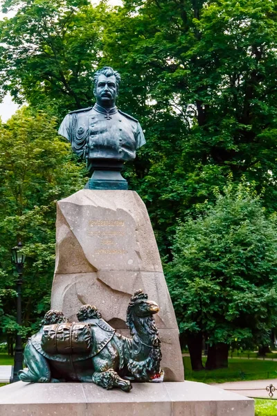 Pomnik Mikołaja Przhewalskiego Petersburgu Rosja — Zdjęcie stockowe