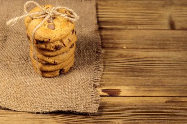 Tahta masada çikolatalı kurabiyeler.